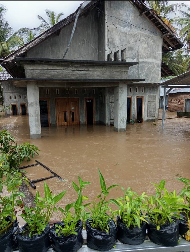 Bupati H. Jarot Perintahkan BPBD Segera Bantu Korban Banjir Desa Serading.