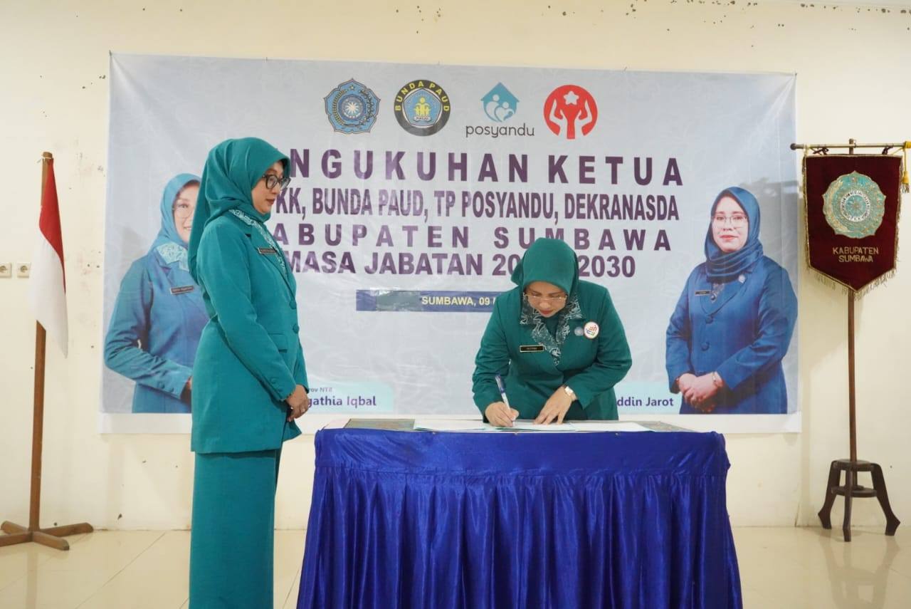 Ketua TP PKK Provinsi NTB Kukuhkan Hj. Ida Fitria Syarafuddin Jarot sebagai Ketua TP PKK Kabupaten Sumbawa
