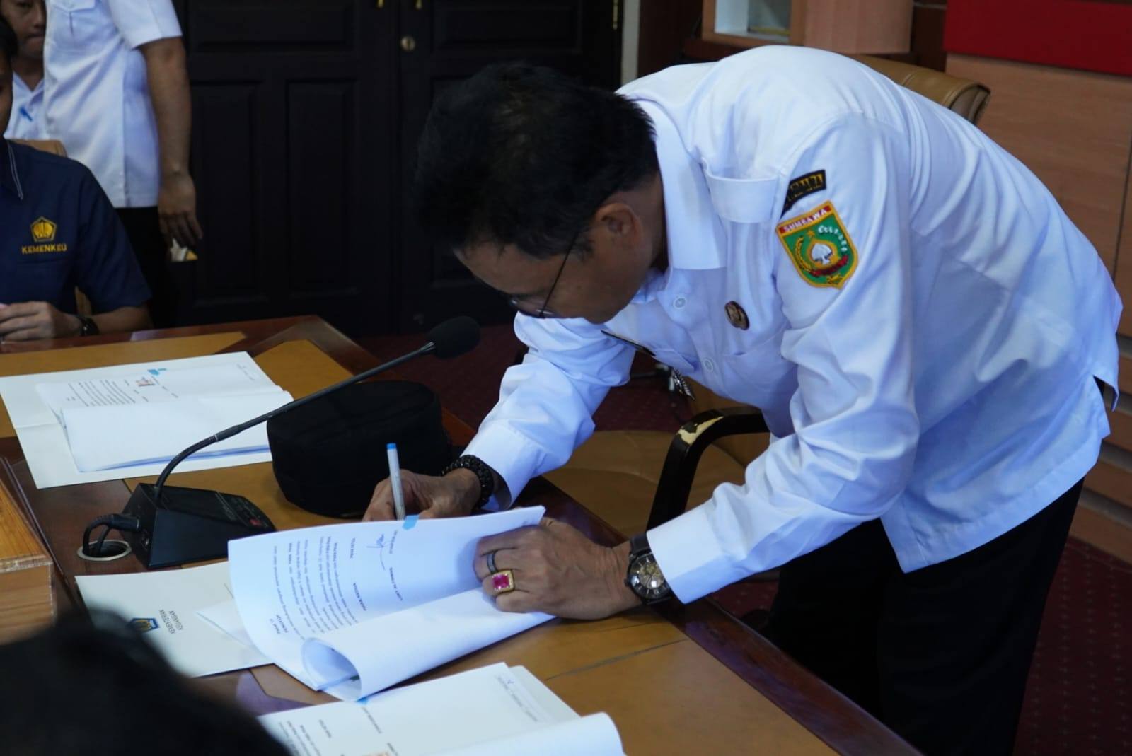 Pemkab Sumbawa Teken Perjanjian Kerja Sama dengan DJP dan DJPK untuk Optimalisasi Pajak