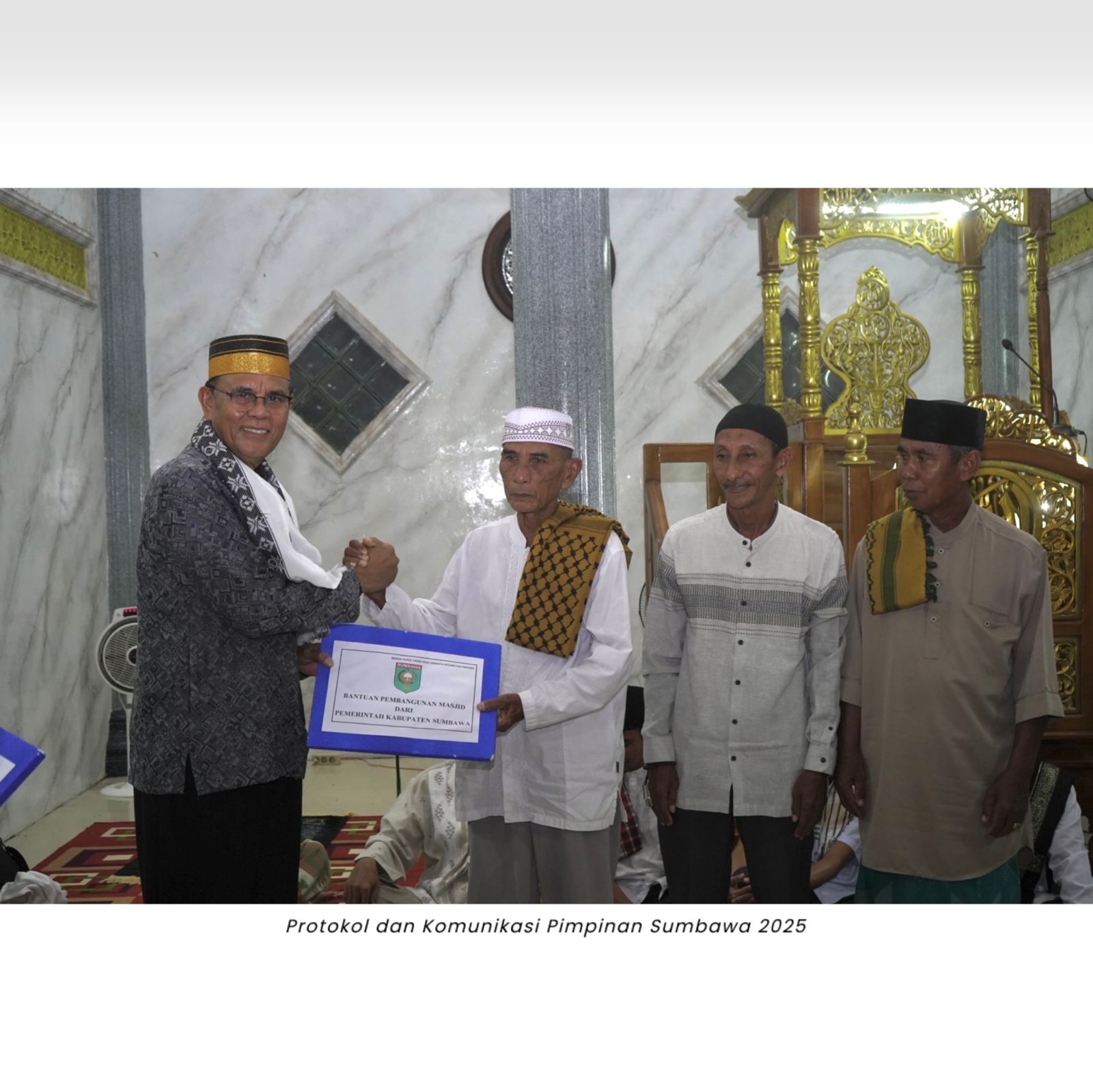 Bupati Sumbawa Safari Ramadhan di Desa Lamenta, Kenang Masa Kecil dan Serahkan Bantuan untuk Masjid