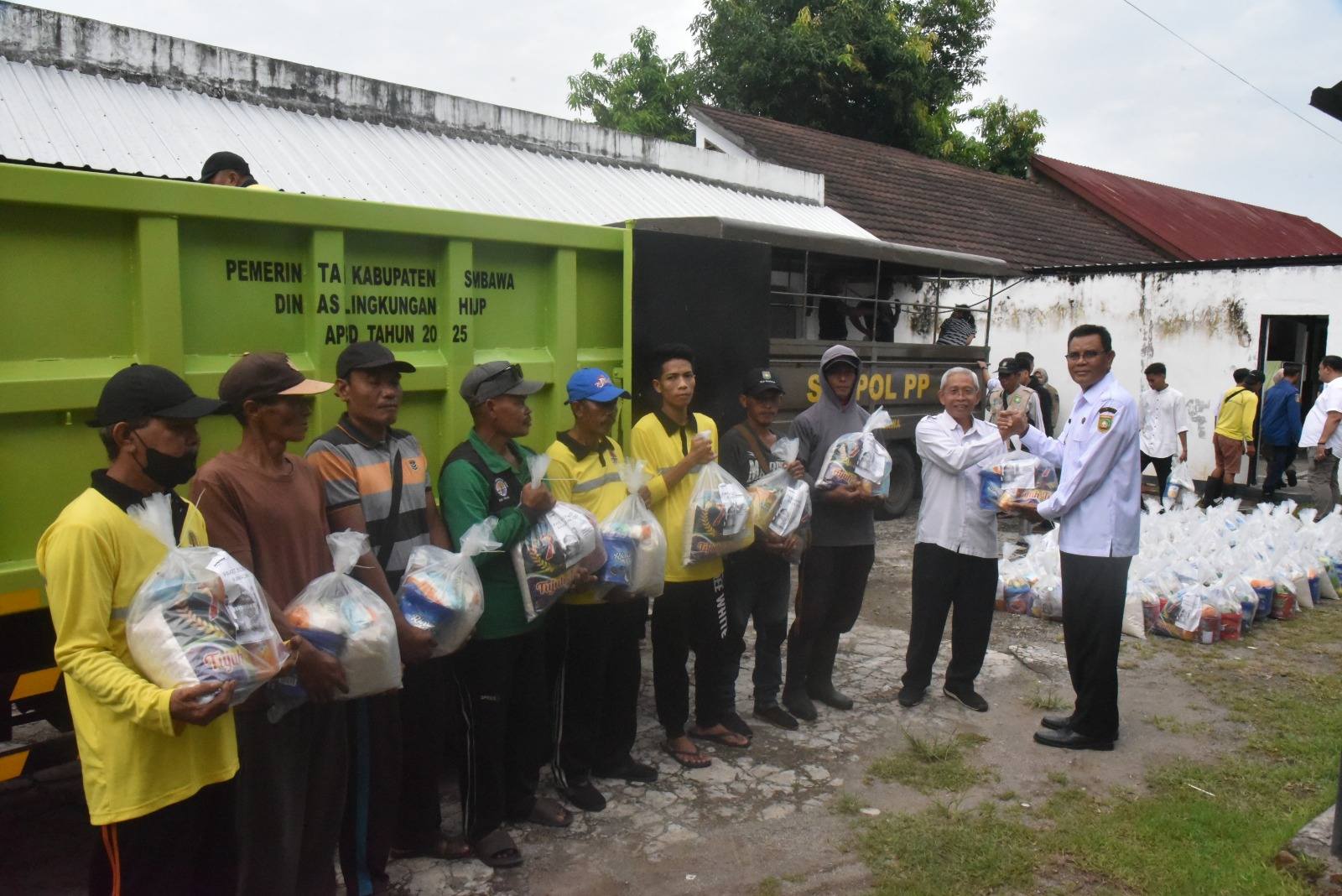 Bupati Sumbawa Serahkan 600 Paket Sembako untuk Dinas Damkar, LH, dan Sat Pol PP