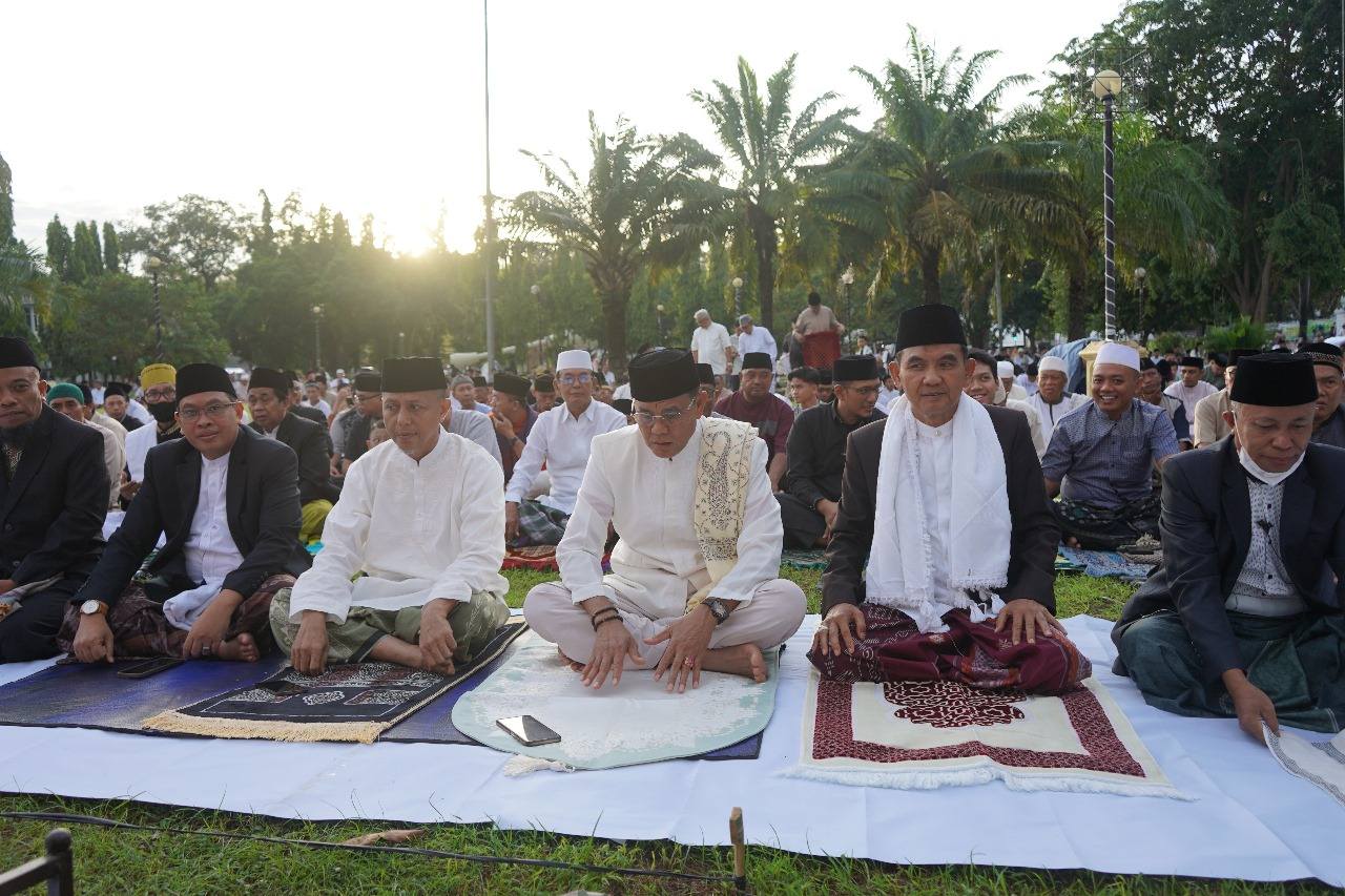 Bupati dan Wakil Bupati Sumbawa Shalat Idul Fitri 1446 H Bersama Masyarakat di Lapangan Pahlawan