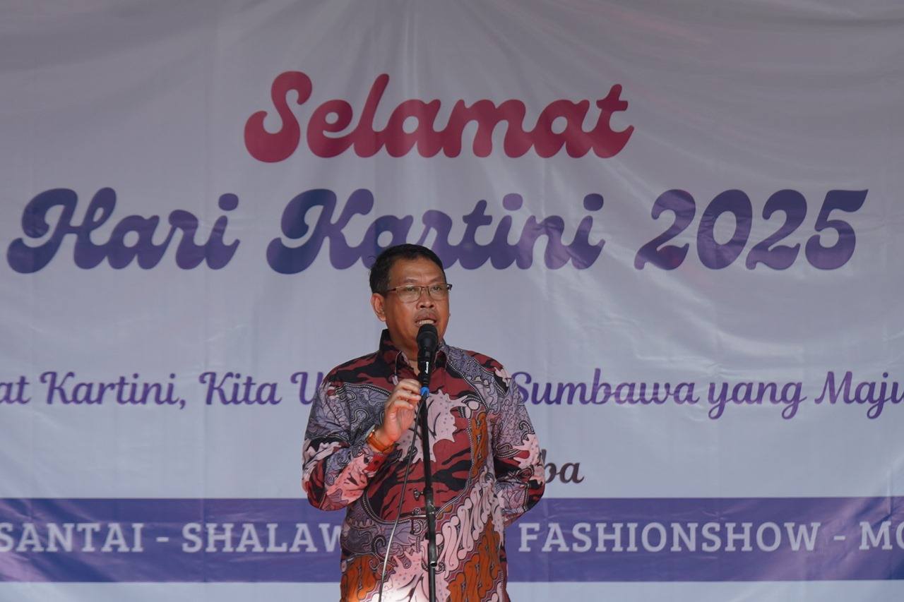 Sekda Sumbawa Buka Peringatan Hari Kartini 2025 di Pantai Saliper Ate: Dorong Kiprah Perempuan dan Pariwisata Daerah