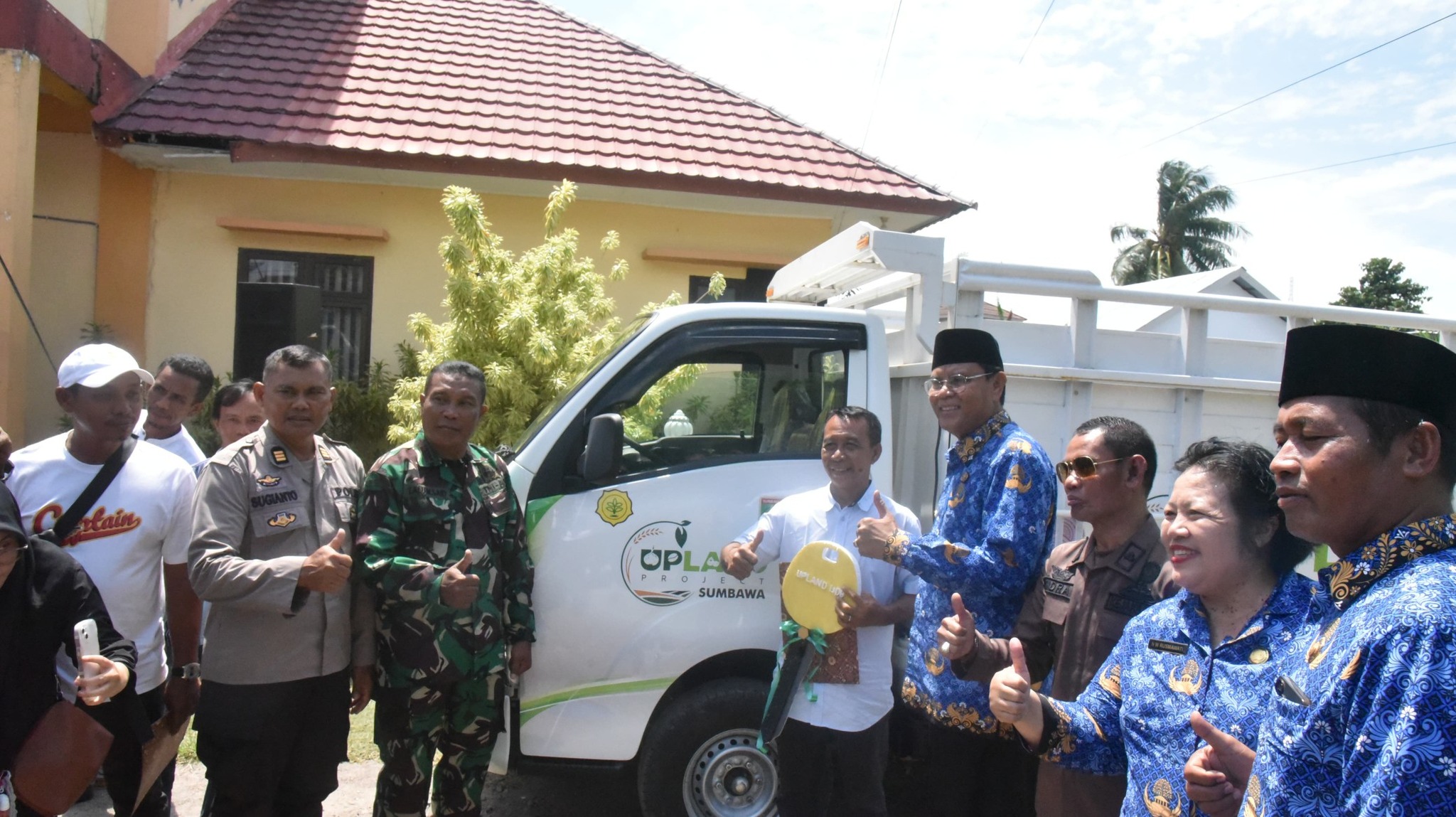 Pemkab Sumbawa Serahkan Bantuan Alsintan Tahap II Program Upland Bawang Merah Tahun 2025