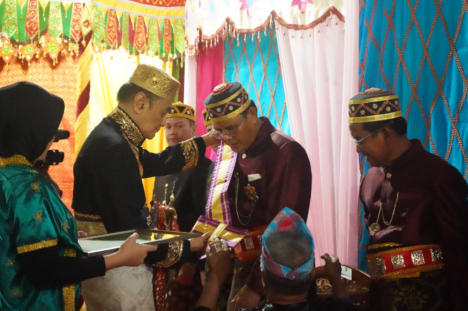 Bupati dan Wakil Bupati Sumbawa Terima Gelar Adat “Sampongo” dari Kesultanan Sumbawa