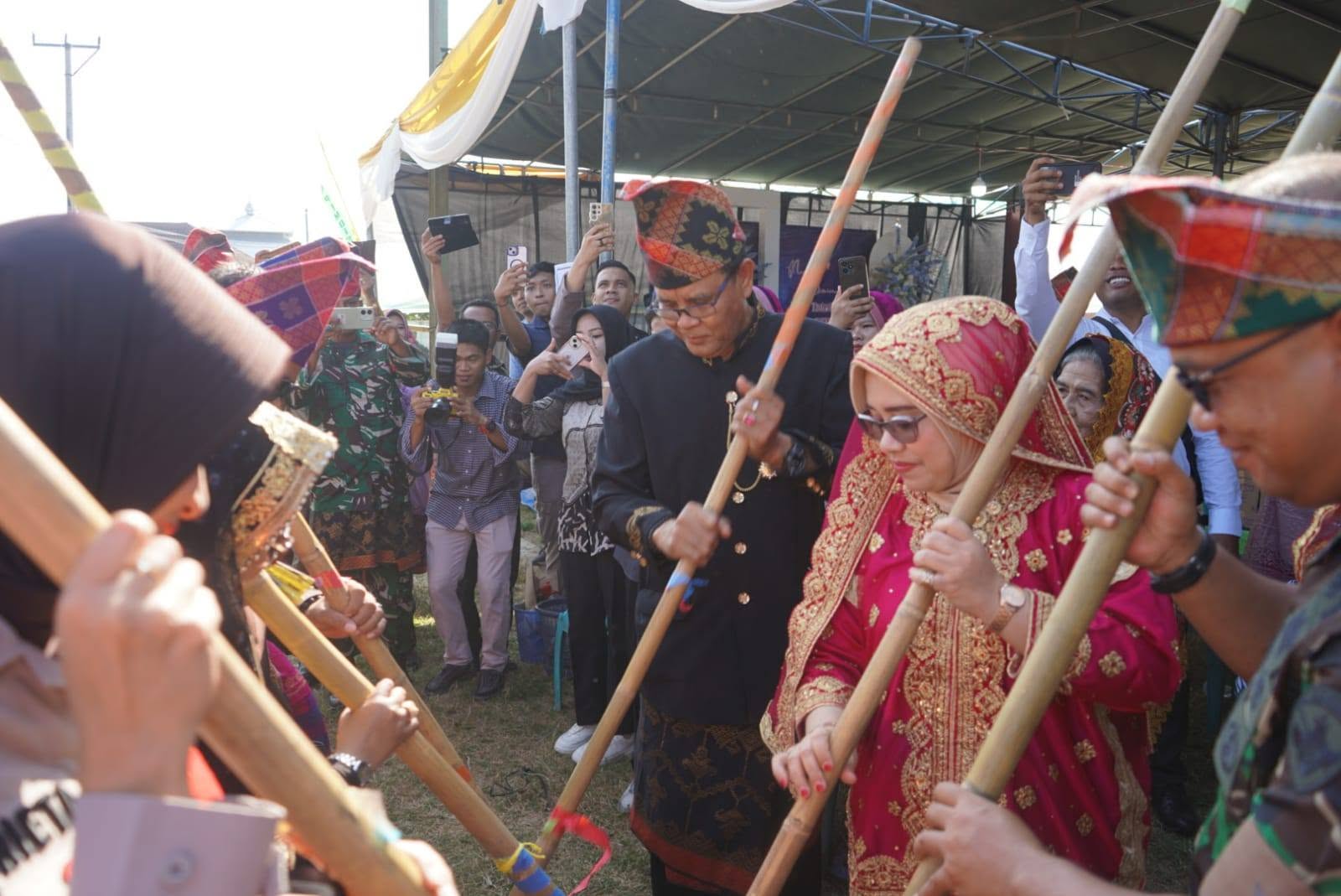 Bupati Sumbawa Buka Tradisi Mangan Barema di Desa Tatede: Warisan Budaya yang Menyatukan Masyarakat