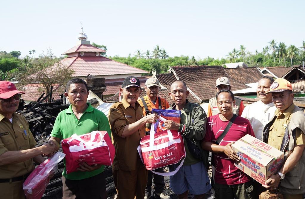 Wakil Bupati Sumbawa Tinjau Lokasi Kebakaran di Desa Boak, Serahkan Bantuan Darurat