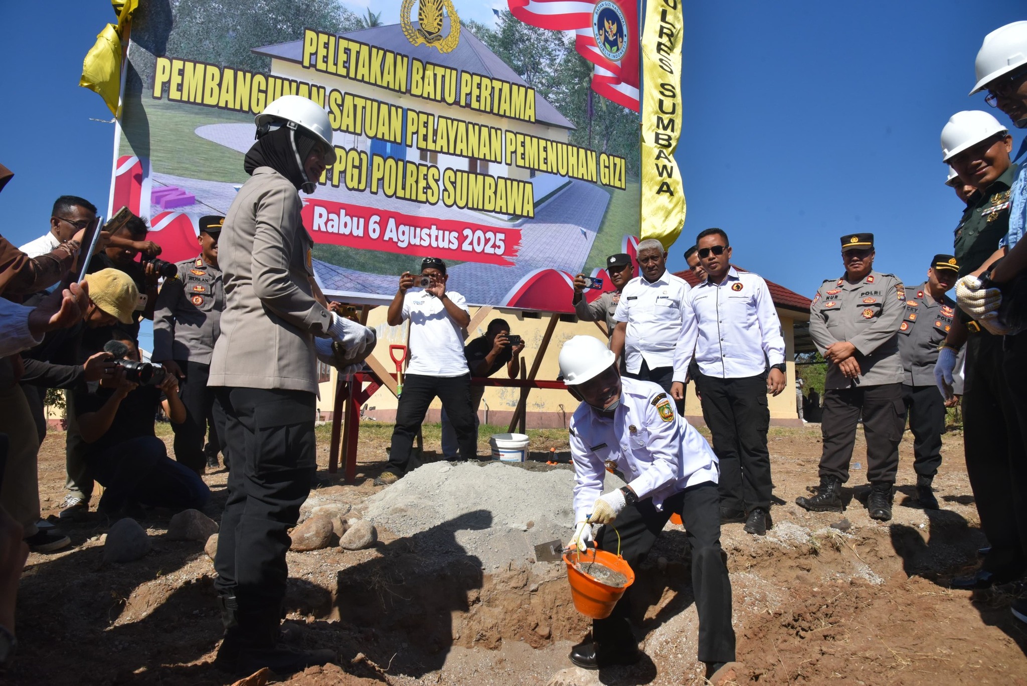 Wabup Sumbawa Hadiri Peletakan Batu Pertama SPPG Polres Sumbawa