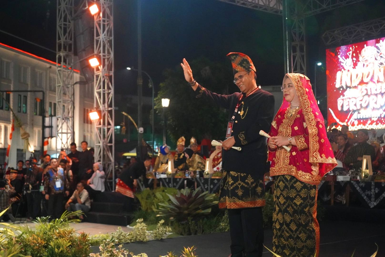 Kabupaten Sumbawa Tampilkan Tarian Sentek Pasaji di Indonesia Street Performance 2025