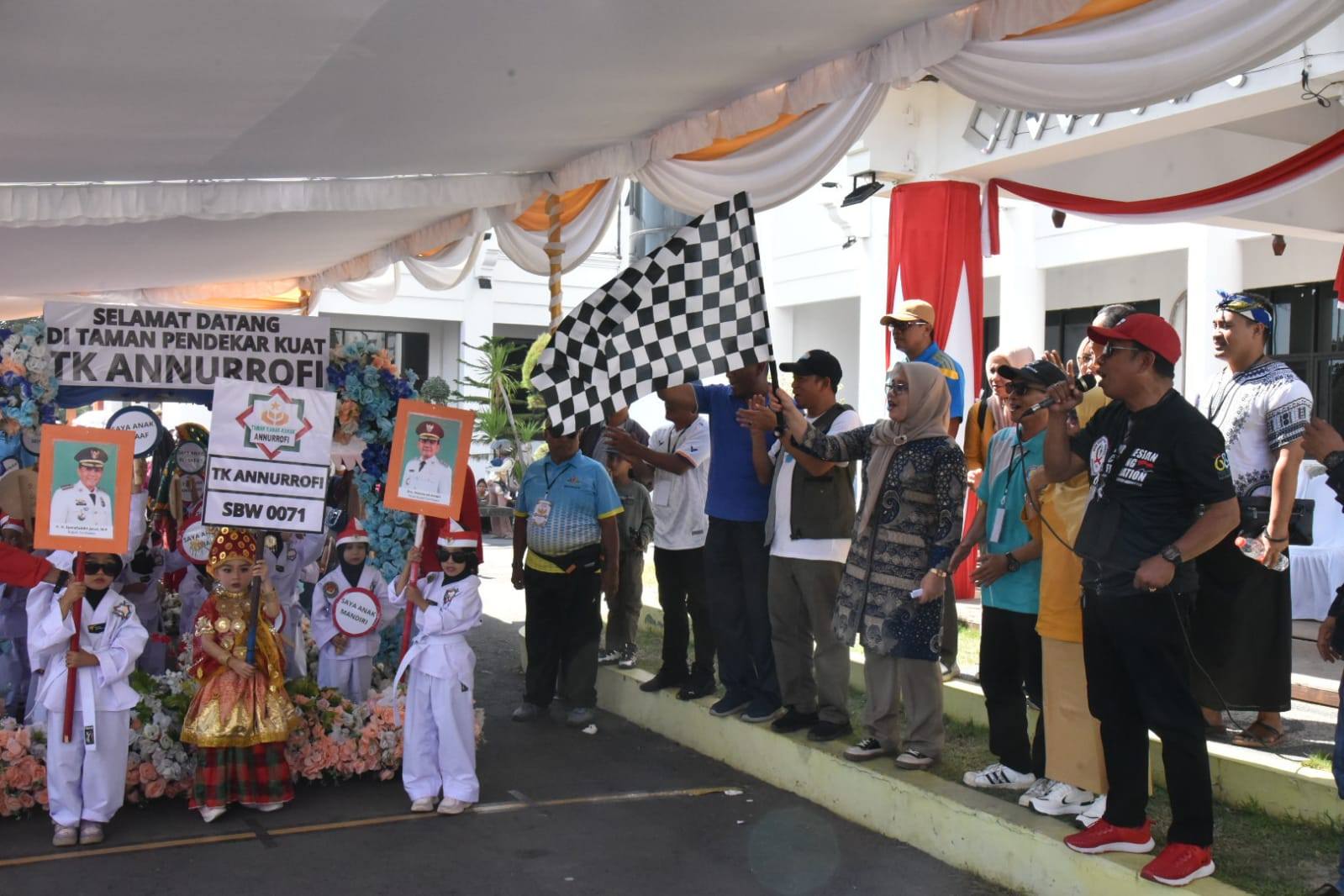 Bunda PAUD Kabupaten Sumbawa Lepas Ratusan Peserta Karnaval TK & PAUD Sambut HUT ke-80 RI