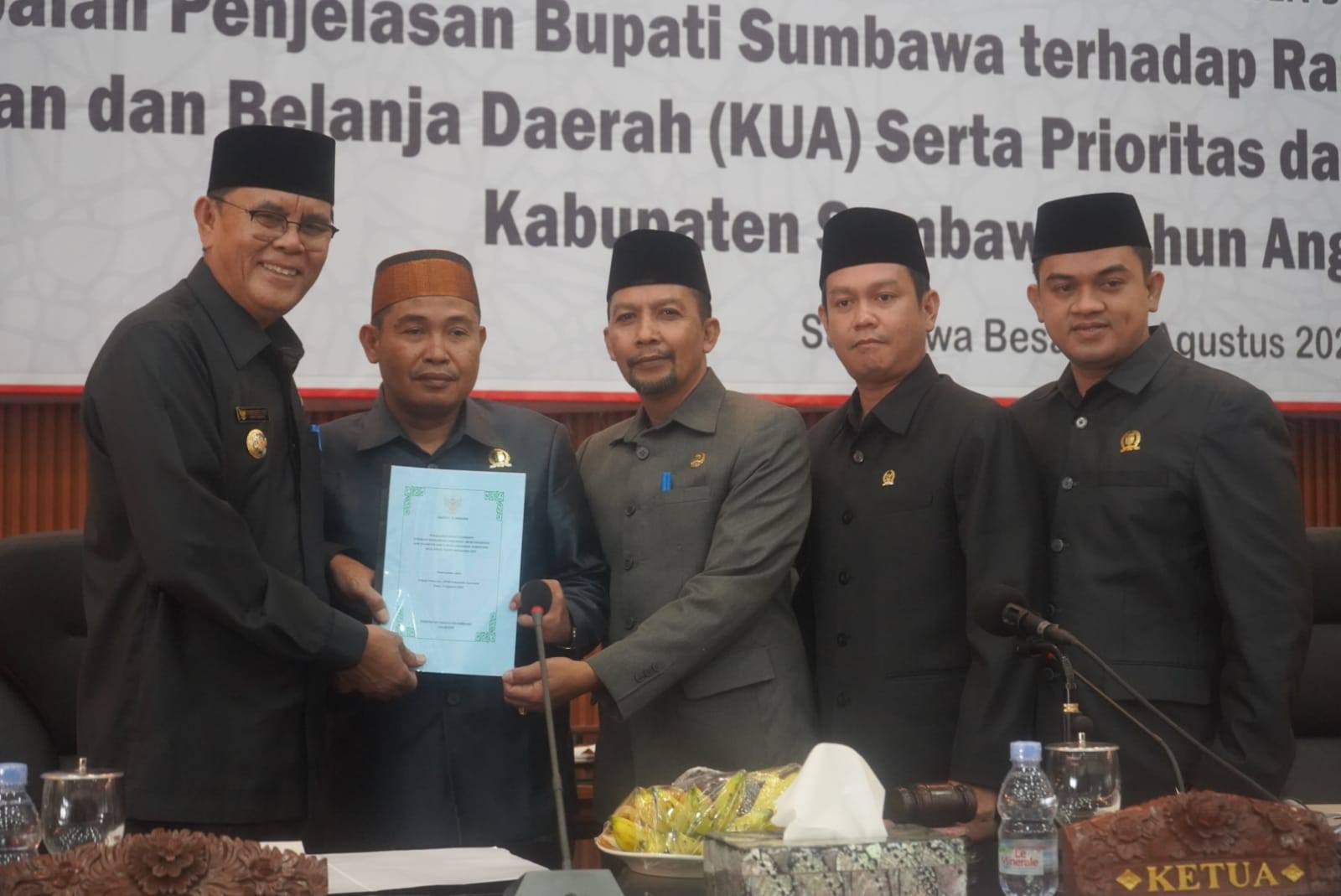 Bupati Sumbawa Sampaikan Penjelasan KUA dan PPAS 2026 di DPRD