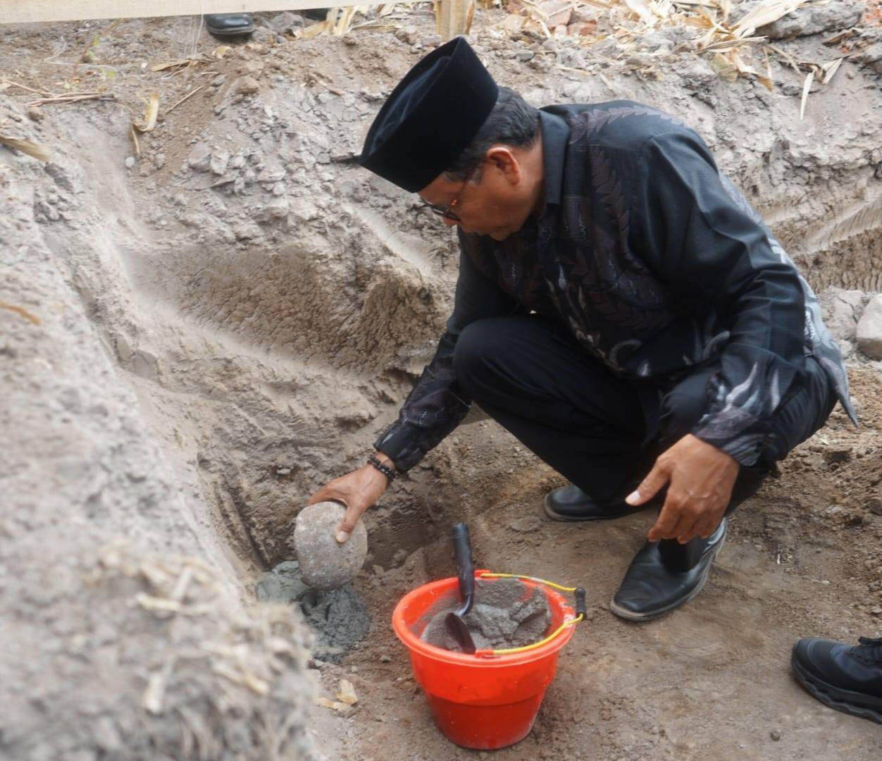 Bupati Sumbawa Letakkan Batu Pertama Pembangunan Koperasi Desa/Kelurahan Merah Putih di Desa Pukat