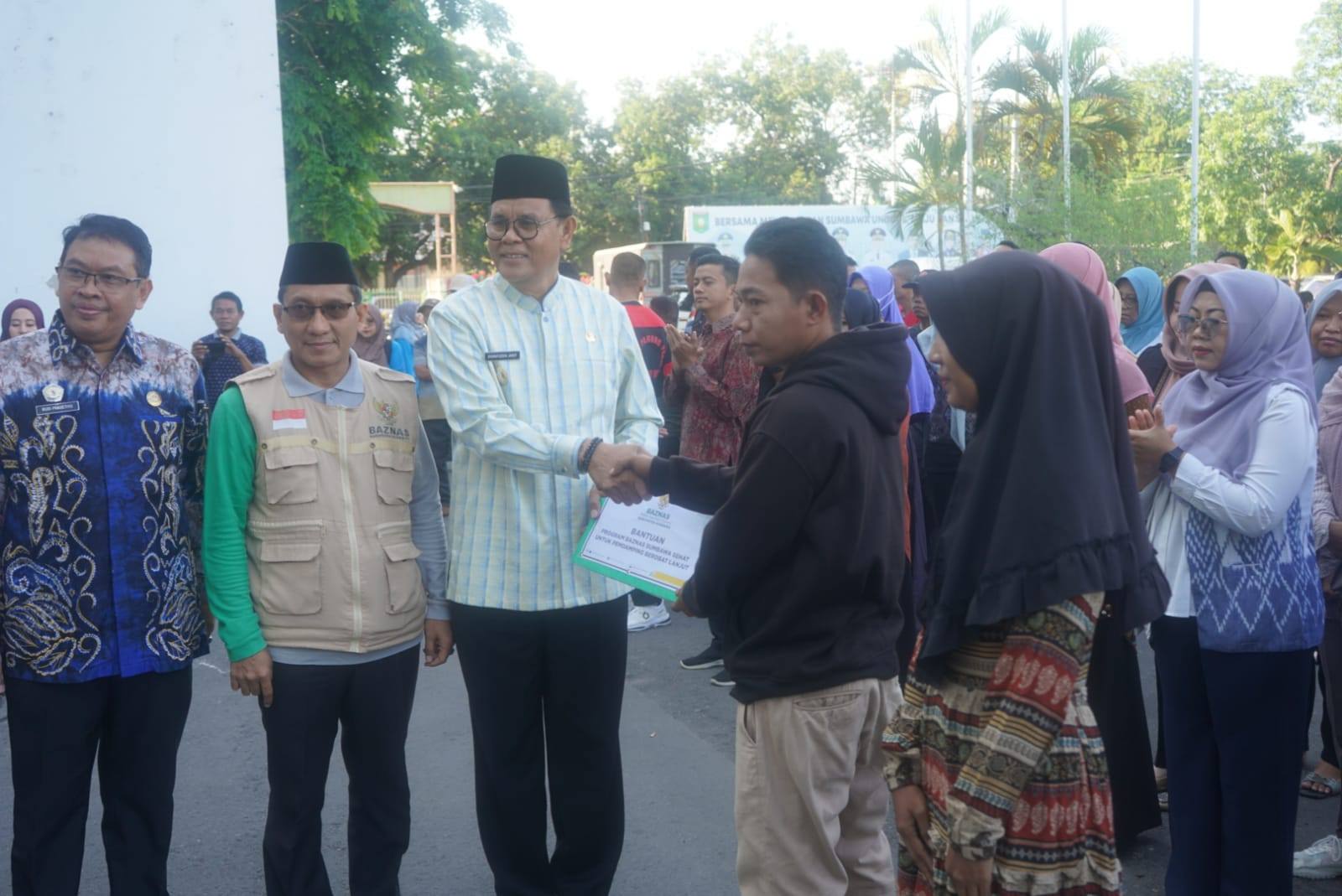 BAZNAS Kabupaten Sumbawa Salurkan Bantuan Gerobak dan Modal Usaha, Dorong Kemandirian UMKM Lokal