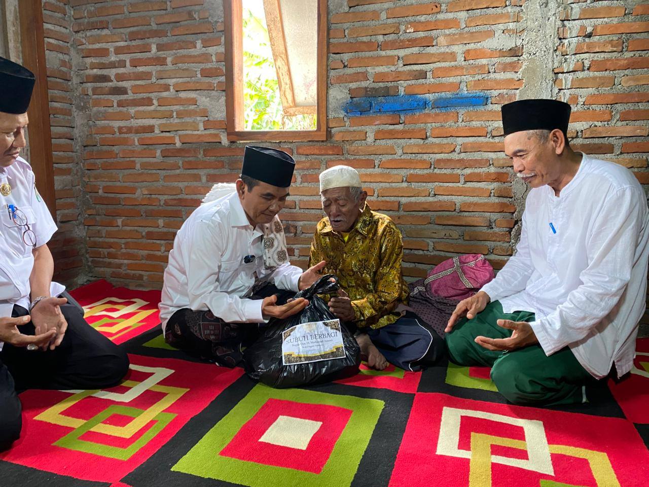 Safari Ramadhan di Desa Muer, Wakil Bupati Sumbawa Serahkan Bantuan Masjid dan Sembako untuk Warga