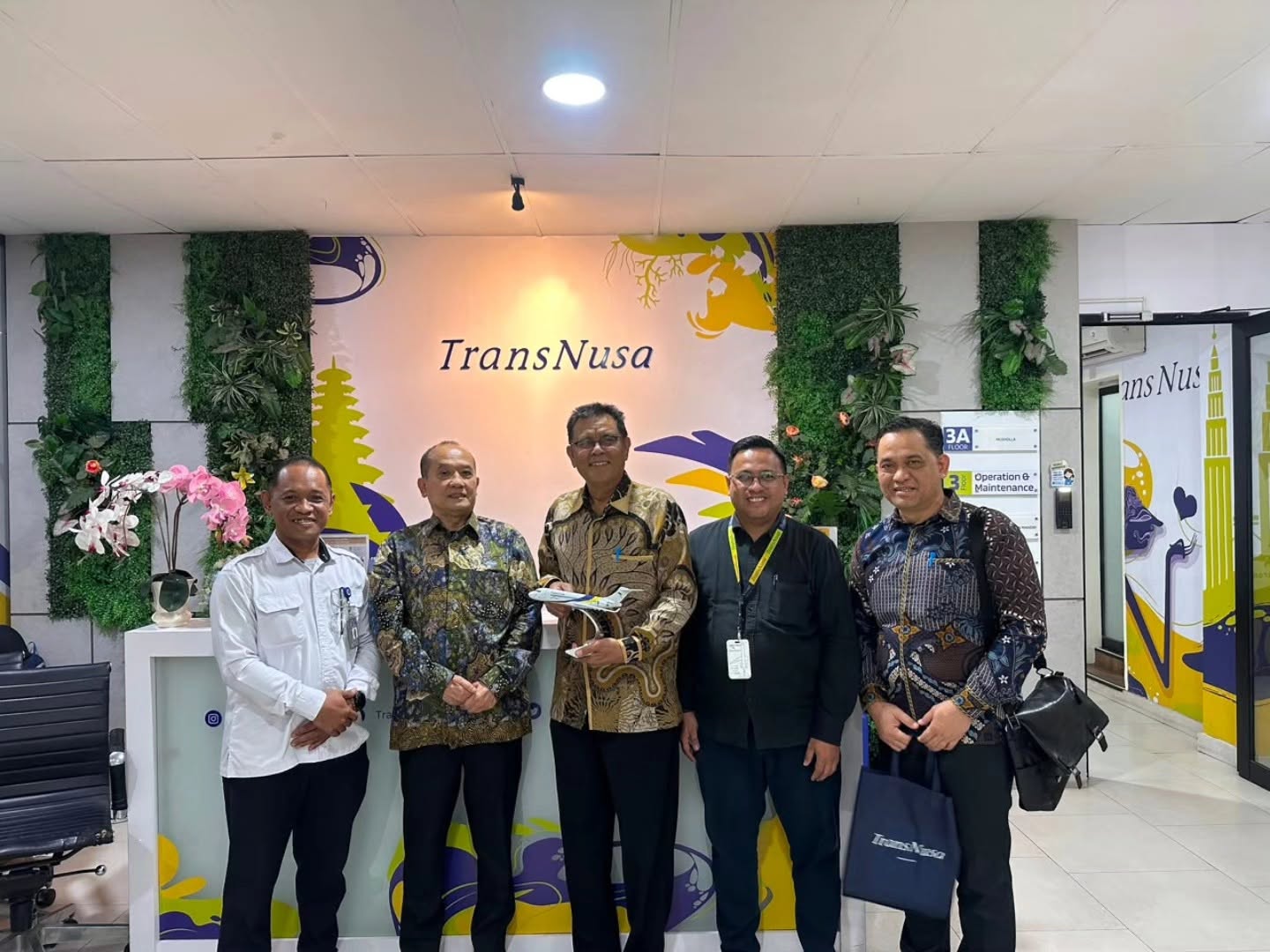 Bupati Sumbawa Audiensi dengan PT TransNusa, Dorong Pembukaan Rute Penerbangan ke Bandara Sultan Muhammad Kaharuddin III