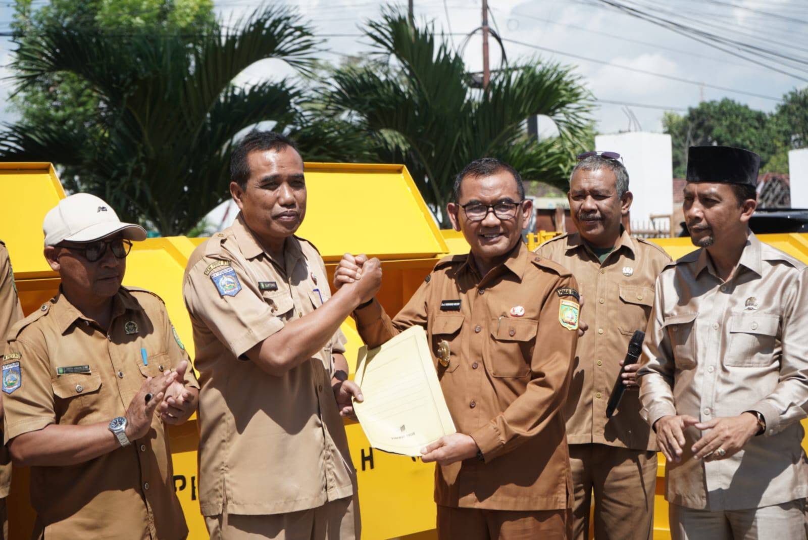 Wakil Bupati Sumbawa Serahkan Tujuh Kontainer Sampah untuk Kecamatan Utan, Perkuat Pengelolaan Sampah Berbasis Pelayanan Publik