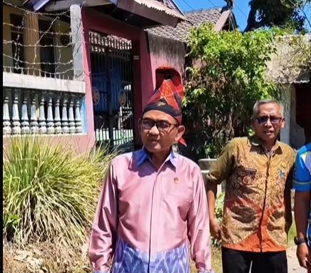 Wabup Sumbawa Tinjau Jalan Rusak di Perate, Pastikan Segera Ditangani