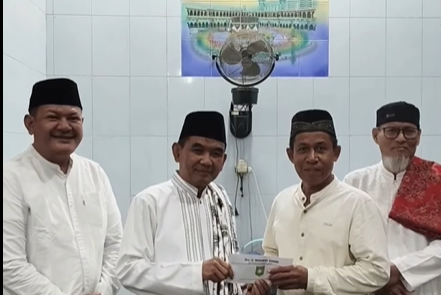 Wabup Sumbawa Subuh Berjamaah Bersama Warga, Bagikan Bantuan Sembako di Labuhan Sumbawa