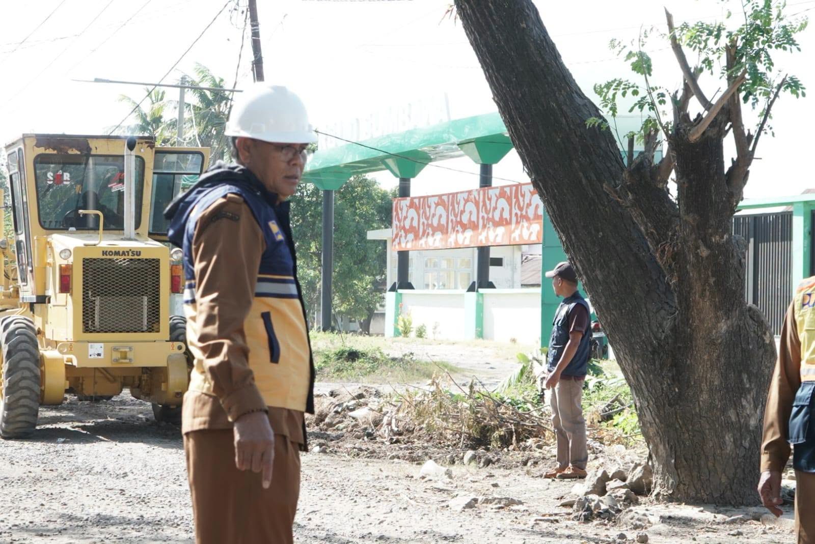Bupati Sumbawa Tinjau Pelaksanaan Perbaikan Ruas Jalan Provinsi di Depan RSUD Sering, Tekankan Kualitas dan Manfaat Jangka Panjang