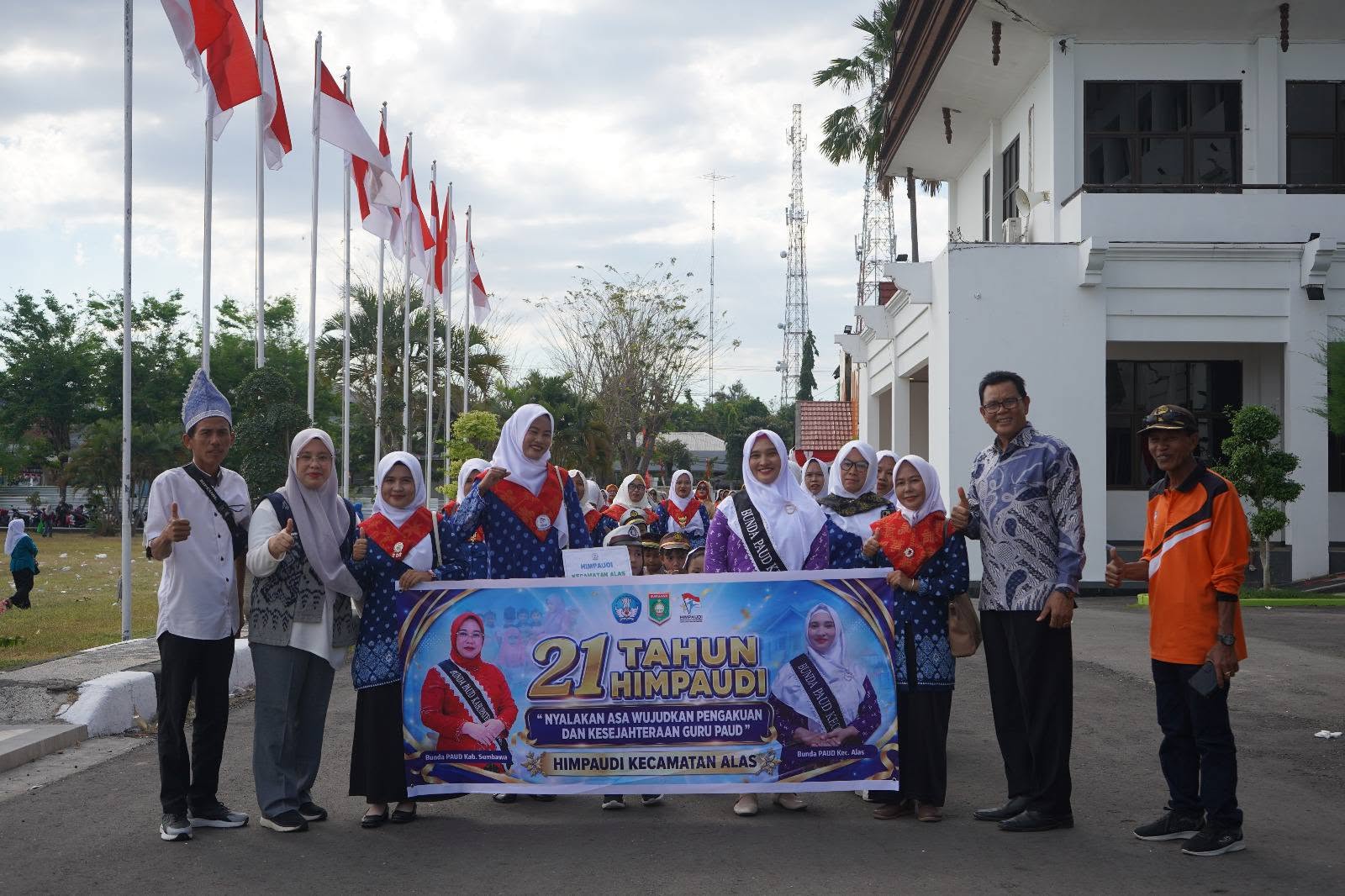 Bupati Sumbawa Lepas Pawai Budaya HIMPAUDI ke-21 Semarakkan HUT RI ke-81
