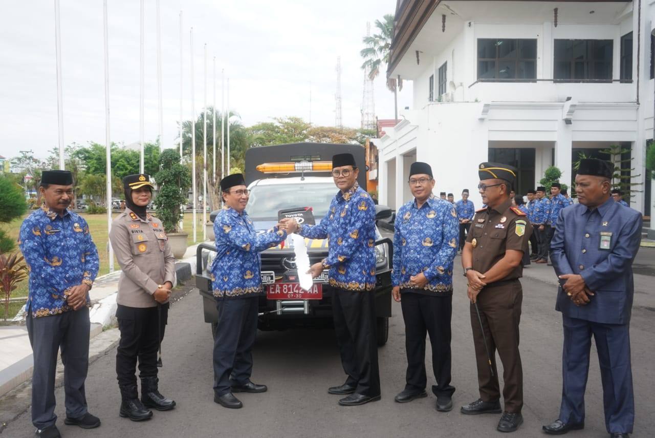 Kejari Jadi Inspektur Upacara Paripurna, Bupati Sumbawa Serahkan Bantuan Mobil Operasional
