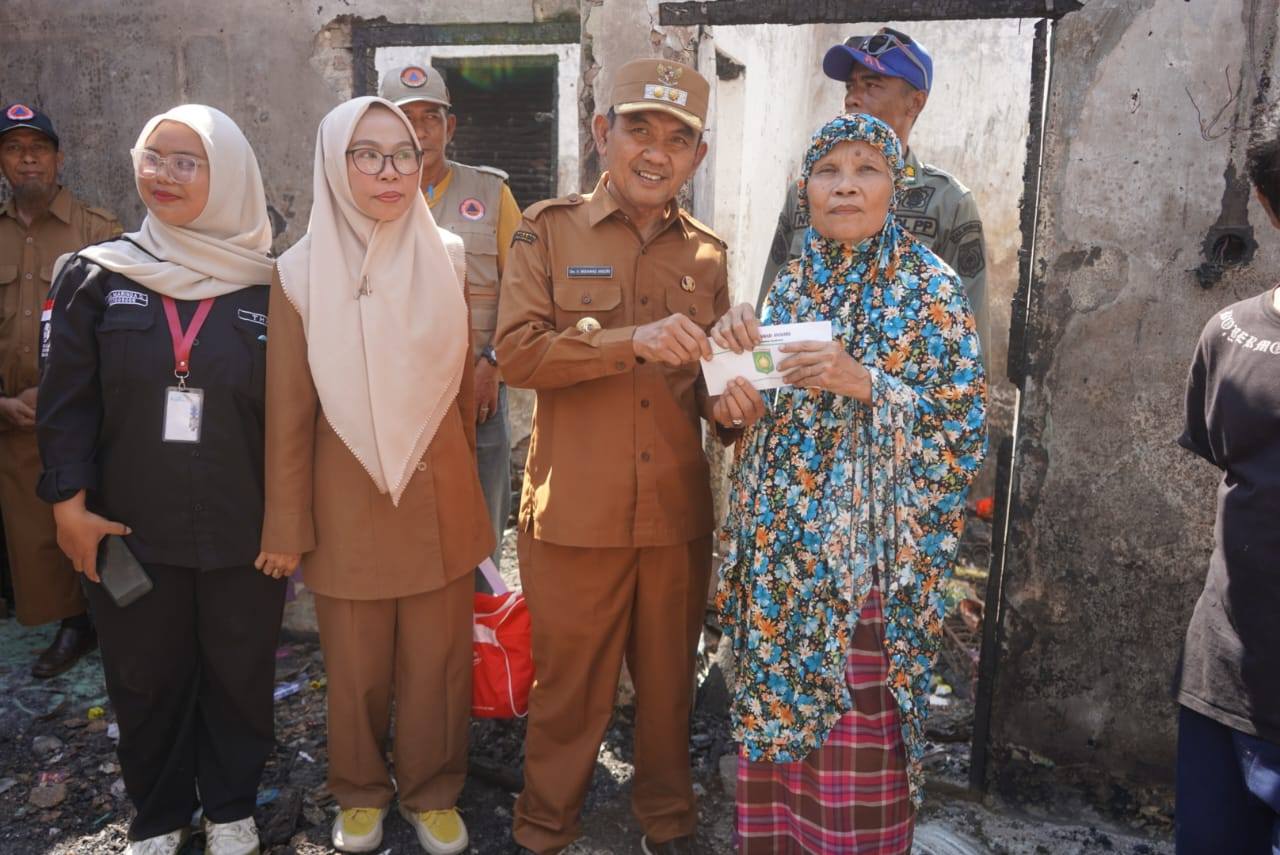 Wabup Sumbawa kunjungi korban kebakaran Kelurah Pekat (Karang cemes) 7.10.25