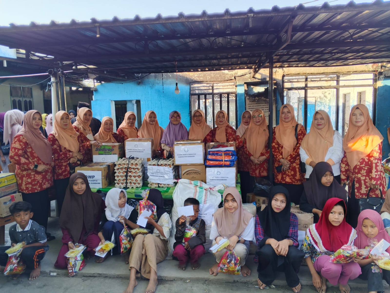 DWP Kab. Sumbawa serahkan bantuan pada panti asuhan yang terbakar diLopok 26.9.25
